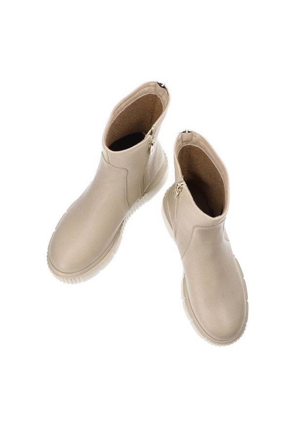 Beżowe Botki Lemar Skórzane Ocieplane Buty Damskie. Kolor: beżowy. Materiał: skóra. Szerokość cholewki: normalna. Wzór: aplikacja. Sezon: wiosna, jesień. Styl: elegancki