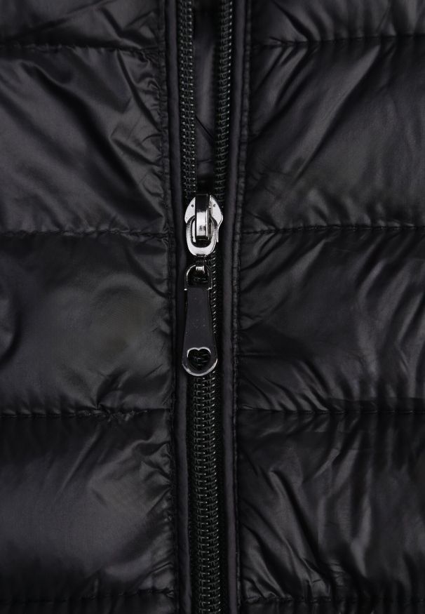 Born2be - Czarna Pikowana Kurtka z Kieszeniami Zapinanymi na Zamek Błyskawiczny Mivindra. Okazja: na co dzień. Kolor: czarny. Materiał: jeans. Styl: casual