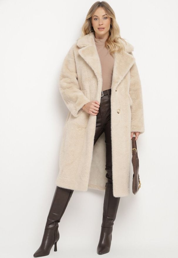 Born2be - Beżowy Futrzany Płaszcz Jednorzędowy z Kieszeniami Zapinany na Guziki Parilda. Okazja: na co dzień. Kolor: beżowy. Materiał: futro. Sezon: zima. Styl: casual, elegancki