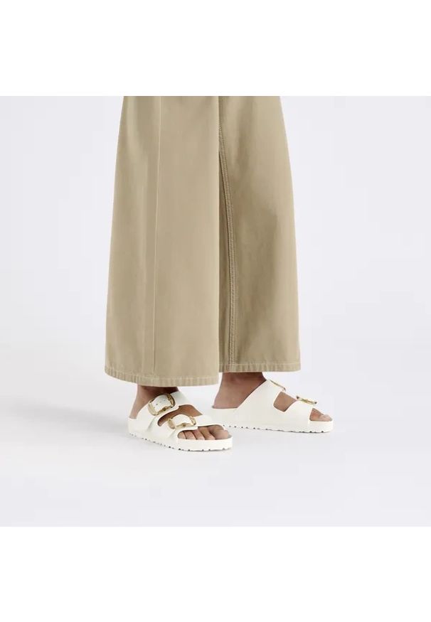 Birkenstock - BIRKENSTOCK Arizona Big Buckle EVA Eggshell Klapki damskie. Okazja: na spacer, na plażę. Kolor: kremowy. Materiał: materiał. Sezon: lato. Styl: elegancki, klasyczny