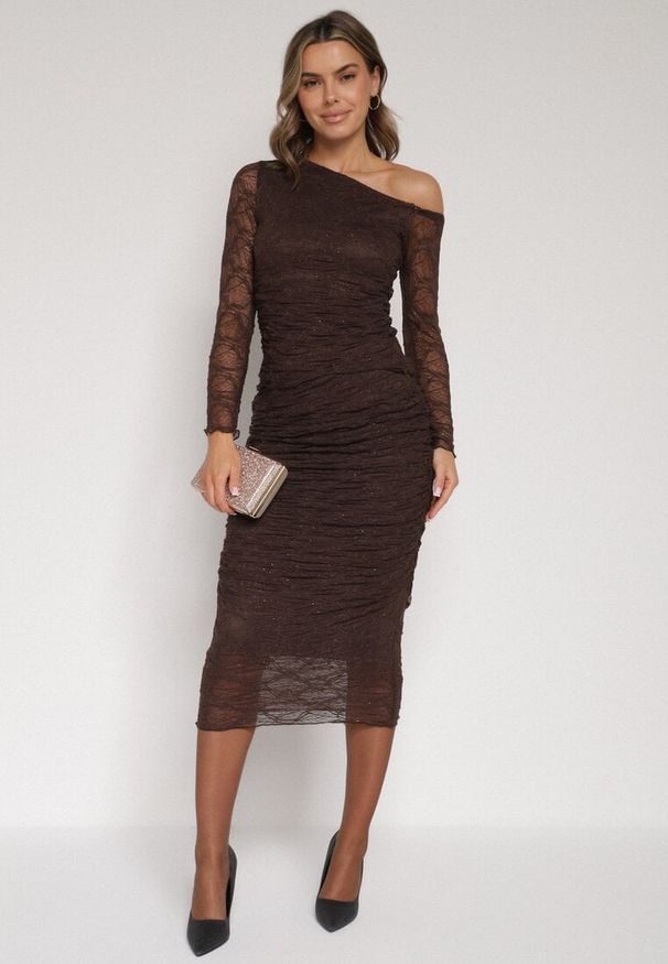 Born2be - Brązowy Koronkowy Komplet Dopasowana Spódnica i Bluzka na Jedno Ramię Calonara. Kolor: brązowy. Materiał: koronka