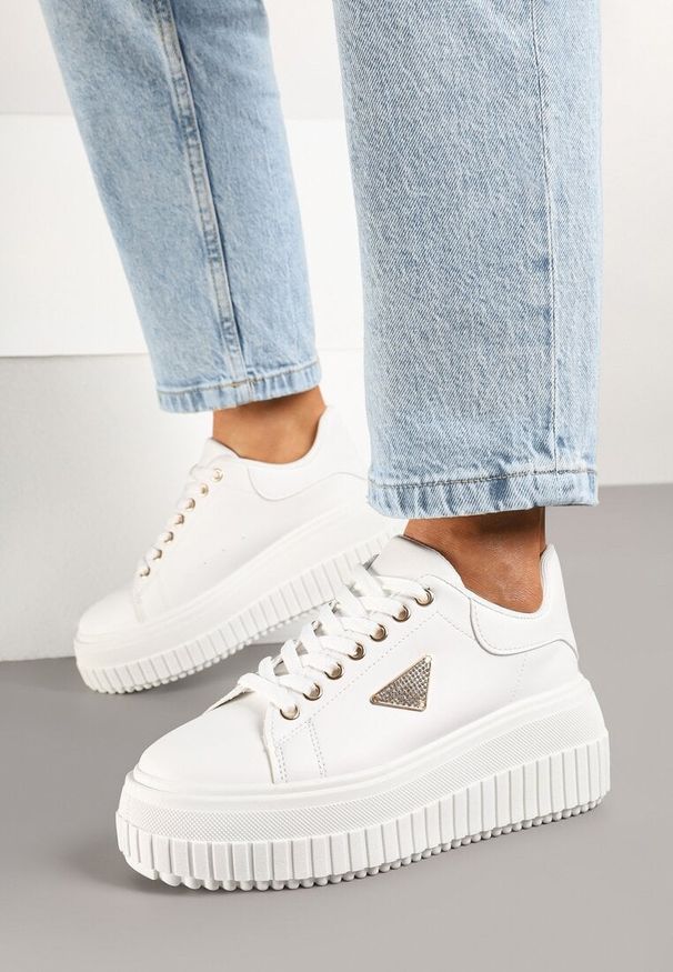 Born2be - Białe Sneakersy na Grubej Podeszwie z Tłoczeniami i Ozdobną Aplikacją Danioris. Okazja: na co dzień. Zapięcie: sznurówki. Kolor: biały. Materiał: jeans. Wzór: aplikacja