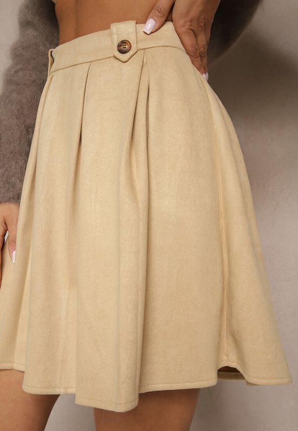 Renee - Beżowa Rozkloszowana Spódnica z Ekozamszu z Plisami w Stylu Preppy Sealia. Okazja: do pracy. Kolor: beżowy. Styl: klasyczny, elegancki, wizytowy