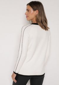 Born2be - Biały Sweter Ozdobiony Paskami i Aplikacją Tusanne. Okazja: na co dzień. Kolor: biały. Materiał: jeans. Wzór: aplikacja. Styl: casual, elegancki #3