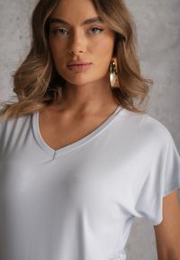 Renee - Niebieski Wiskozowy T-shirt z Dekoltem V Eupharis. Okazja: na co dzień. Typ kołnierza: dekolt w kształcie V. Kolor: niebieski. Materiał: wiskoza. Styl: casual, elegancki #3