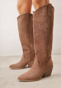 Born2be - Jasnobrązowe Gładkie Kozaki Kowbojki z Imitacji Zamszu na Stożkowym Obcasie Karelia. Nosek buta: otwarty. Kolor: brązowy. Materiał: zamsz. Wzór: gładki. Obcas: na obcasie. Wysokość obcasa: średni #1