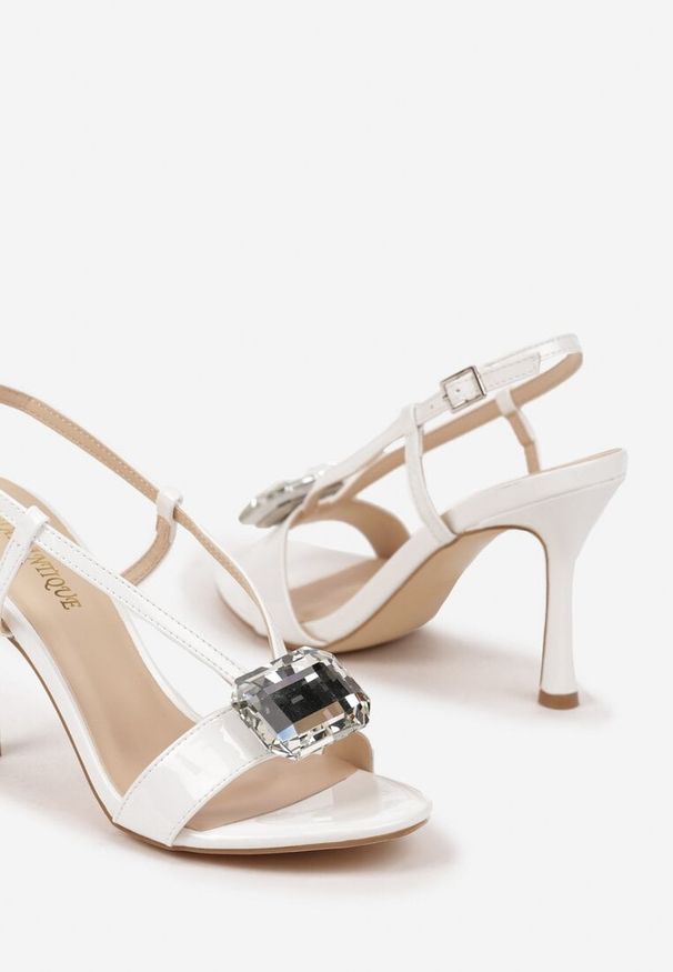Renee - Białe Eleganckie Sandały na Obcasie z Ozdobnym Kamieniem i Paskami Aridwenna. Zapięcie: pasek. Kolor: biały. Obcas: na obcasie. Styl: elegancki. Wysokość obcasa: średni
