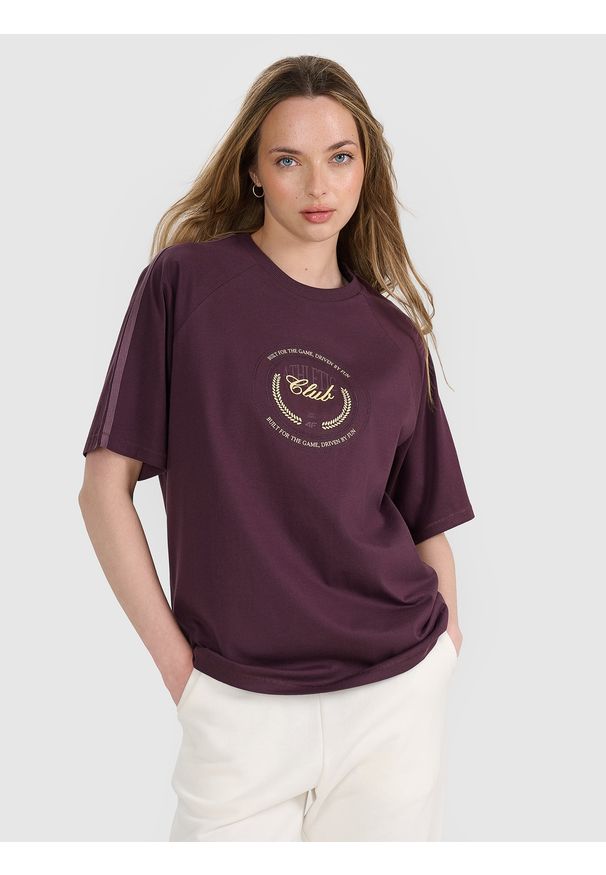 4f - 4F T-shirt oversize z nadrukiem damski - fioletowy S. Okazja: na co dzień. Kolor: fioletowy. Materiał: jersey, tkanina, dzianina, bawełna, materiał. Długość rękawa: krótki rękaw. Długość: krótkie. Wzór: nadruk. Styl: sportowy, klasyczny, casual