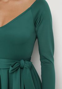 Born2be - Zielona Rozkloszowana Sukienka Midi z Paskiem i Trójkątnym Dekoltem Lunasky. Kolor: zielony. Długość: midi