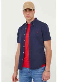 Polo Ralph Lauren koszula bawełniana męska kolor granatowy regular z kołnierzykiem button-down. Okazja: na co dzień. Typ kołnierza: button down, polo. Kolor: niebieski. Materiał: bawełna. Długość rękawa: krótki rękaw. Długość: krótkie. Wzór: aplikacja. Styl: casual