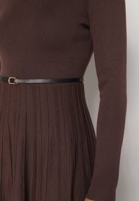 Born2be - Brązowa Rozkloszowana Sukienka z Dzianiny z Wiskozą z Długim Rękawem i Paskiem Tusmina. Okazja: na co dzień. Kolor: brązowy. Materiał: wiskoza, dzianina. Długość rękawa: długi rękaw. Styl: klasyczny, casual, elegancki #4