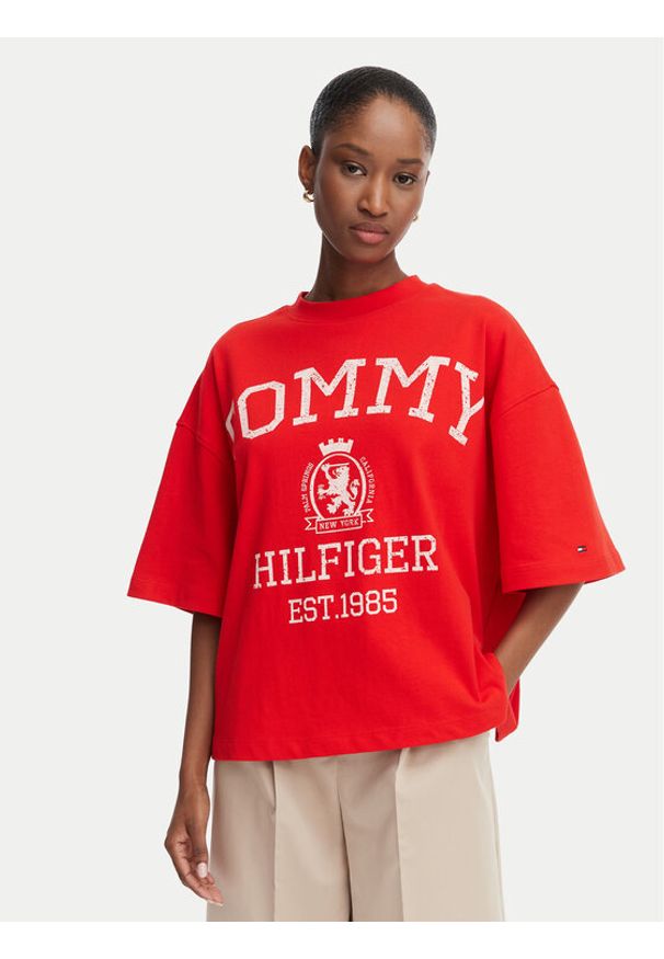 TOMMY HILFIGER - Tommy Hilfiger T-Shirt Varsity Crest WW0WW50940 Czerwony Oversize. Kolor: czerwony. Materiał: bawełna
