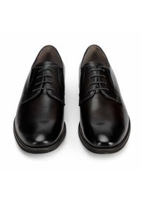 Wittchen - Męskie buty do garnituru skórzane gładkie. Okazja: na spotkanie biznesowe. Nosek buta: otwarty. Kolor: czarny. Materiał: skóra. Szerokość cholewki: normalna. Wzór: gładki. Sezon: lato. Styl: klasyczny, sportowy, biznesowy #4