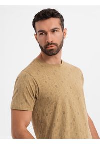 Ombre Clothing - Koszulka bawełniana z nadrukiem i okrągłym dekoltem – ciemnooliwkowa V3 - Rozmiar: L. Okazja: na co dzień. Kolor: oliwkowy. Materiał: bawełna. Długość rękawa: krótki rękaw. Długość: krótkie. Wzór: nadruk. Styl: klasyczny, casual #7