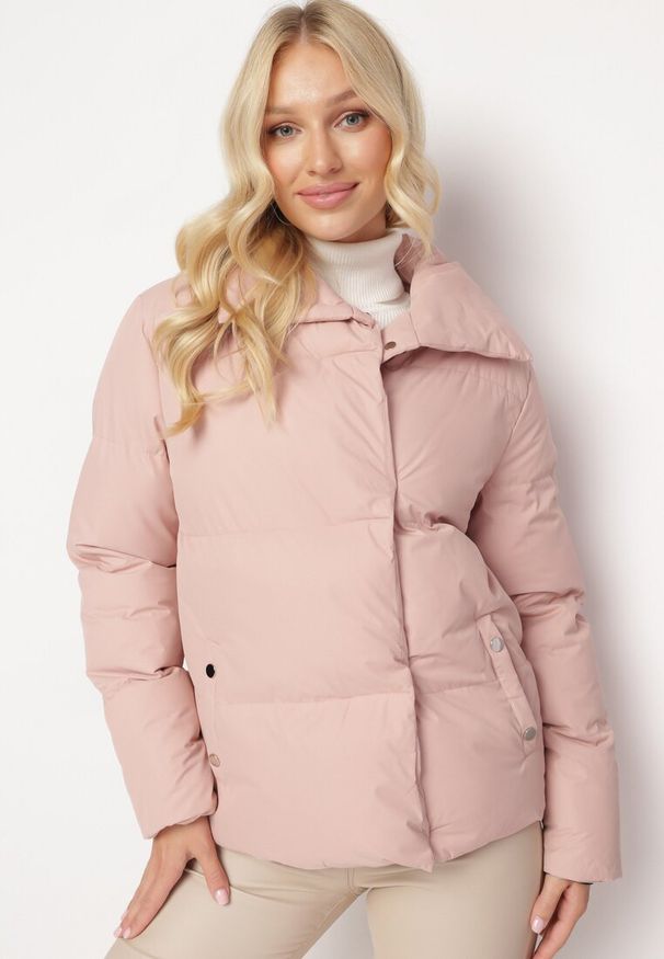 Born2be - Różowa Kurtka Pikowana ze Stójką Astasia. Typ kołnierza: kołnierzyk stójkowy. Kolor: różowy. Wzór: jednolity. Sezon: zima, jesień. Styl: elegancki
