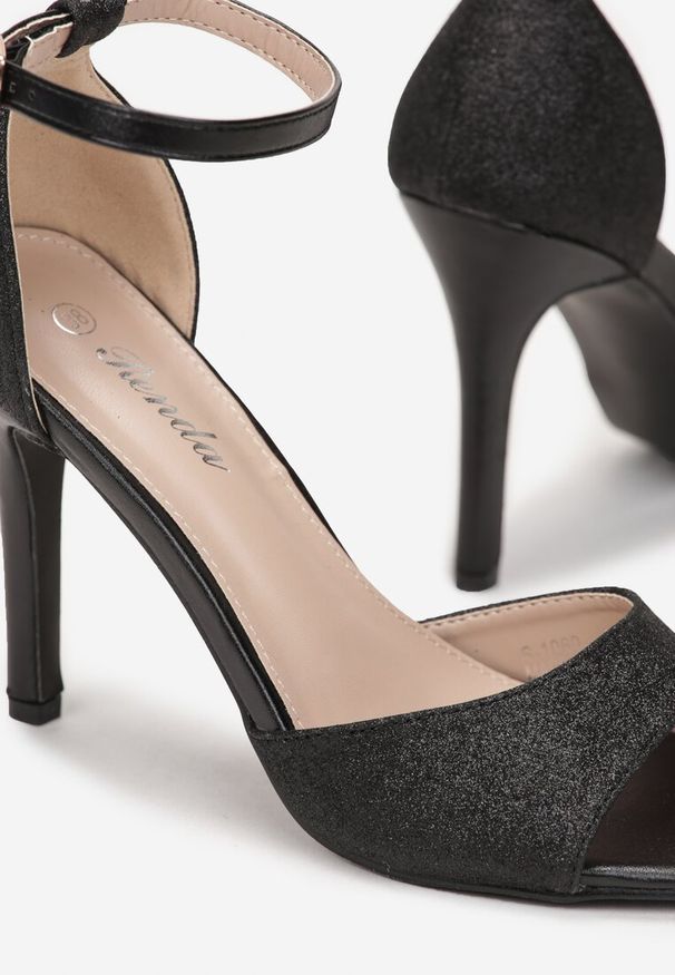 Renee - Czarne Brokatowe Sandały Vices na Szpilce z Okrągłym Noskiem Katoria. Okazja: na ślub cywilny, na wesele, na imprezę. Nosek buta: okrągły. Zapięcie: sprzączka. Kolor: czarny. Materiał: satyna. Obcas: na szpilce. Styl: klasyczny, wizytowy