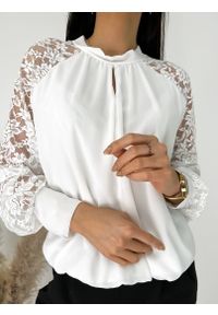 ModnaKiecka.pl - Kremowa Bluzka z Koronkowym Rękawem 9408-187. Okazja: do pracy, na co dzień. Kolor: biały. Materiał: poliester. Długość rękawa: krótki rękaw. Styl: elegancki, casual #1