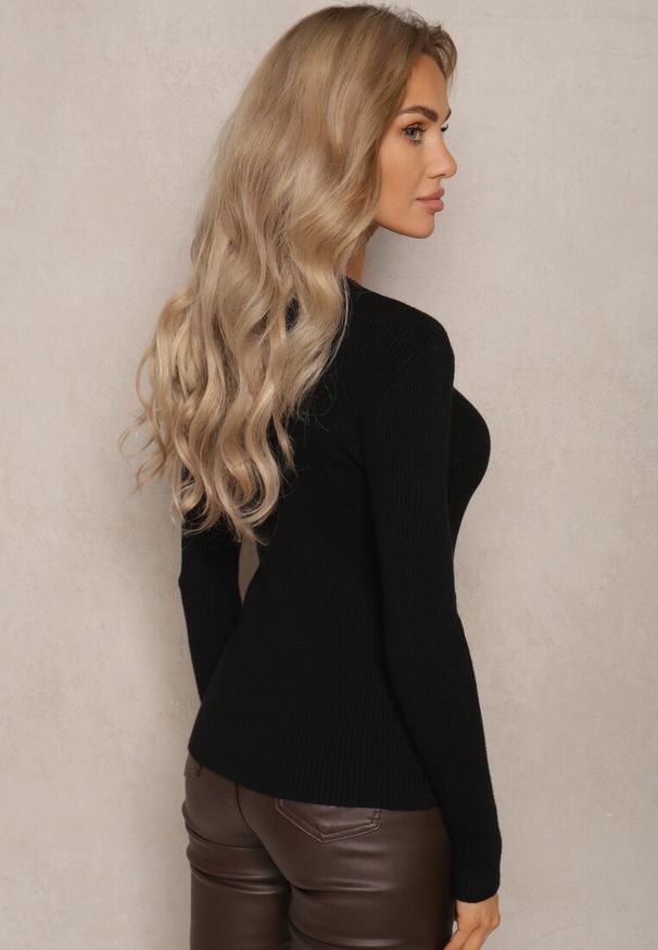 Renee - Czarny Prążkowany Sweter z Bawełną i Guzikami Mirisia. Kolor: czarny. Materiał: bawełna, prążkowany. Sezon: zima