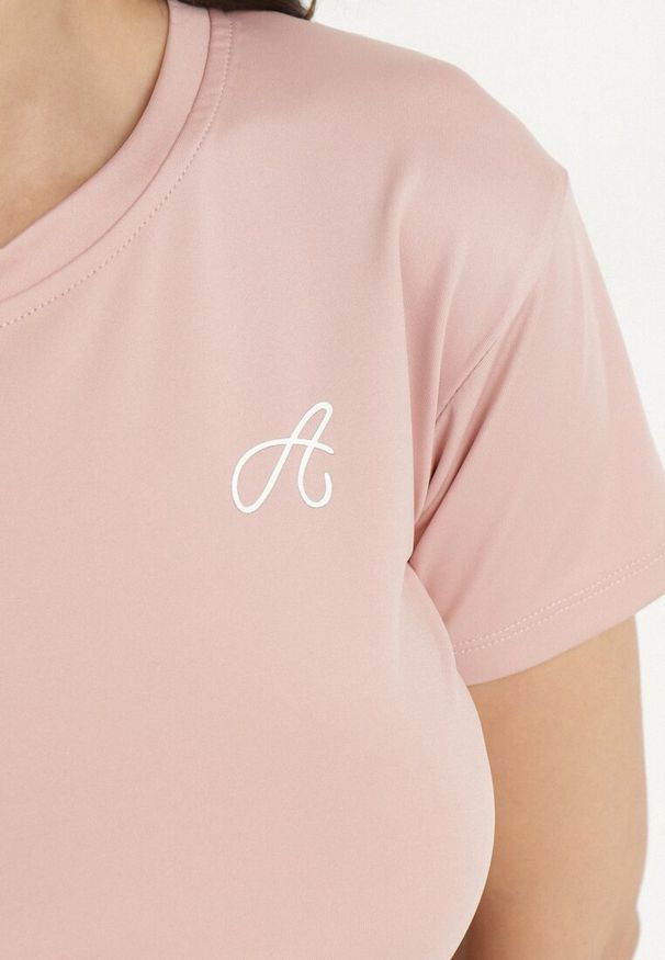 Born2be - Jasnoróżowy T-shirt Crop Top Ozdobiony Literką Koliviela. Okazja: na co dzień. Kolor: różowy. Materiał: jeans. Długość: krótkie. Wzór: aplikacja. Styl: elegancki, casual