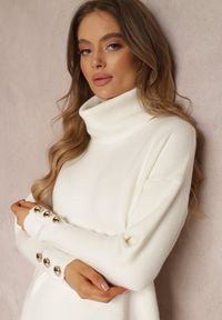 Renee - Biały Golf Dzianinowy z Długim Rękawem i Guzikami Sel. Typ kołnierza: golf. Kolor: biały. Materiał: dzianina. Długość rękawa: długi rękaw. Długość: długie. Wzór: aplikacja #4