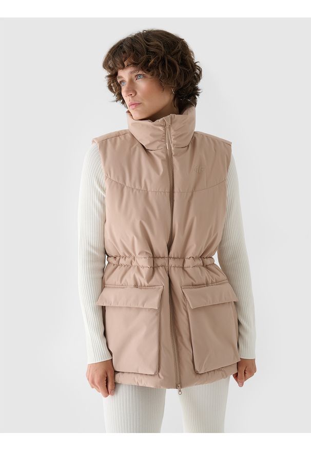 4f - 4F Bezrękawnik puchowy z wypełnieniem syntetycznym damski - beżowy XL. Okazja: na co dzień. Typ kołnierza: kołnierzyk stójkowy. Kolor: beżowy. Materiał: puch, syntetyk. Długość rękawa: bez rękawów. Długość: długie. Wzór: gładki. Styl: sportowy, klasyczny, casual