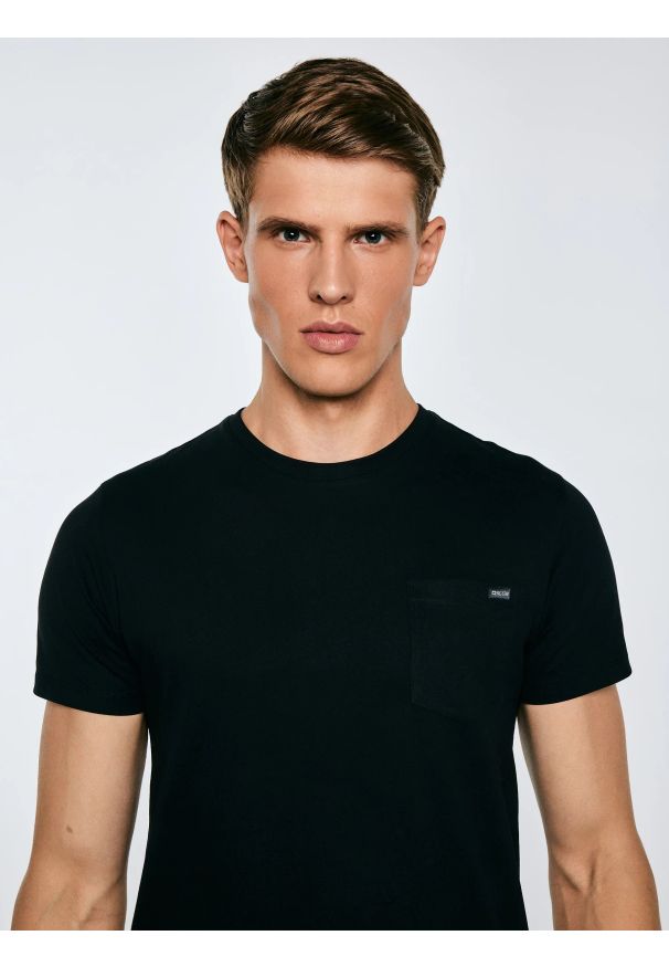 Big-Star - Koszulka męska z kieszonką czarna Carbon 906. Okazja: na co dzień. Kolor: czarny. Materiał: bawełna. Wzór: aplikacja. Styl: casual, klasyczny, sportowy
