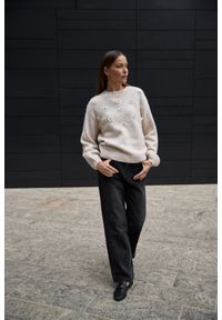 MOODO - Sweter z aplikacją beżowy. Kolor: beżowy. Materiał: poliamid, akryl, poliester. Wzór: aplikacja #1