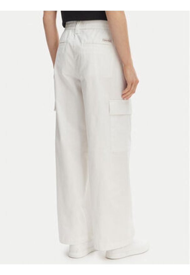 Calvin Klein Jeans Spodnie cargo LV047F623G Écru Relaxed Fit. Kolor: kremowy. Materiał: bawełna