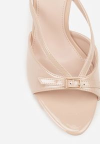 Born2be - Beżowe Lakierowane Klapki na Szpilce Zdobione Paskami i Klamerką Hemdithas. Okazja: na co dzień. Kolor: beżowy. Materiał: lakier. Wzór: aplikacja. Obcas: na szpilce. Styl: wizytowy, casual #9