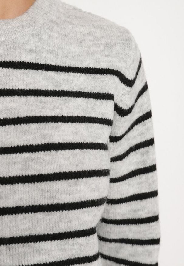 Born2be - Jasnoszary Sweter w Paski o Klasycznym Kroju Rialira. Okazja: na co dzień. Kolor: szary. Materiał: jeans. Długość rękawa: długi rękaw. Długość: długie. Wzór: paski. Styl: klasyczny