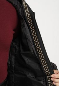 Born2be - Czarna Pikowana Kurtka z Kapturem i Ściągaczami w Talii Tiobelle. Okazja: na spacer. Typ kołnierza: kaptur. Kolor: czarny. Materiał: jeans, skóra, poliester. Styl: klasyczny, sportowy #7