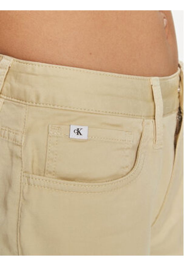 Calvin Klein Jeans Szorty materiałowe J20J223135 Beżowy Mom Fit. Kolor: beżowy. Materiał: bawełna