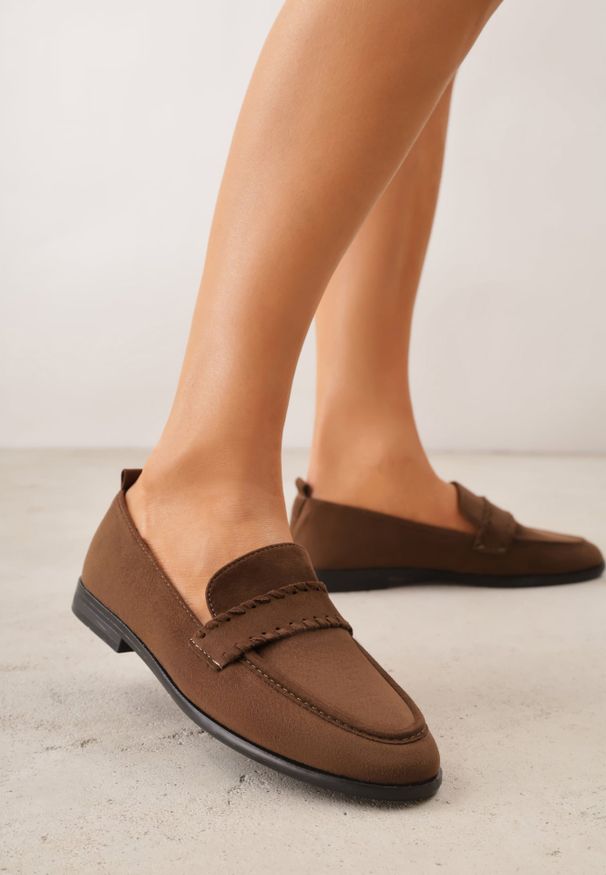 Renee - Jasnobrązowe Mokasyny Vices z Wkładką ze Skóry Naturalnej i Paskiem z Przeszyciami Fonarrie. Okazja: na co dzień, na spotkanie biznesowe. Zapięcie: pasek. Kolor: brązowy. Materiał: skóra. Styl: casual, biznesowy, elegancki