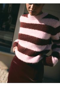 Reserved - Sweter w paski - wielobarwny. Materiał: dzianina, wełna. Wzór: paski #1