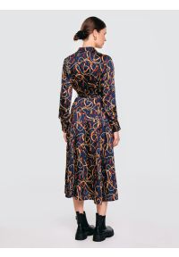 Big-Star - Sukienka damska midi koszulowa z nadrukiem granatowa Umi 403. Okazja: do pracy, na co dzień, na spotkanie biznesowe. Kolor: niebieski. Materiał: tkanina. Długość rękawa: długi rękaw. Wzór: nadruk. Typ sukienki: koszulowe. Styl: klasyczny, casual, elegancki, biznesowy. Długość: midi #7