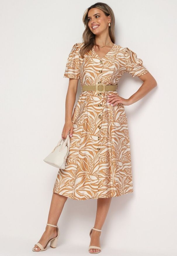 Born2be - Beżowa Sukienka o Koszulowym Kroju z Plecionym Paskiem w Talii Zaratia. Okazja: na co dzień. Kolor: beżowy. Materiał: tkanina, wiskoza. Sezon: lato. Typ sukienki: koszulowe. Styl: casual, elegancki