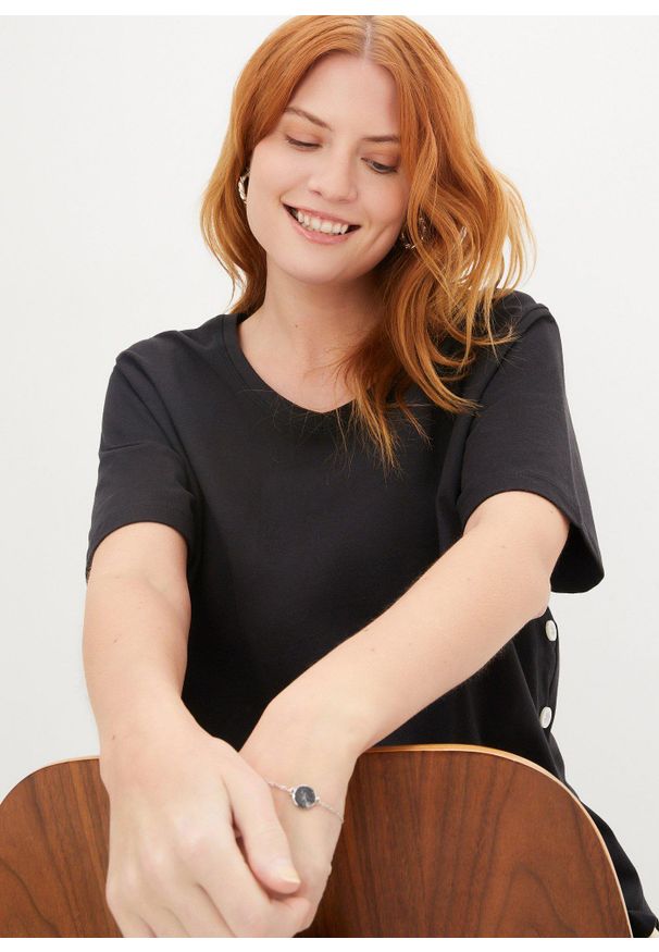 bonprix - Szeroki T-shirt z bawełny organicznej. Typ kołnierza: dekolt w serek. Kolor: czarny. Materiał: bawełna