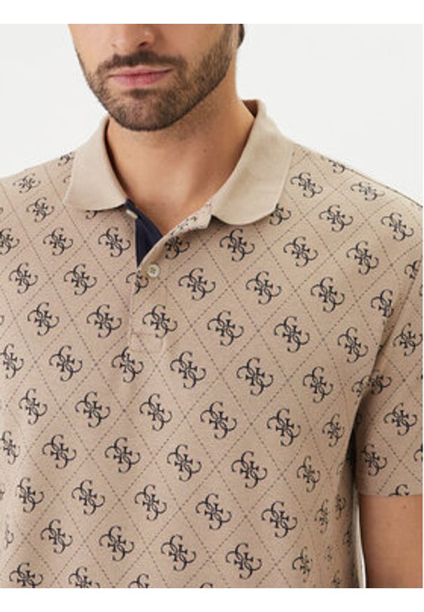 Guess Polo M6GP04 K3073 Beżowy Regular Fit. Typ kołnierza: polo. Kolor: beżowy. Materiał: syntetyk