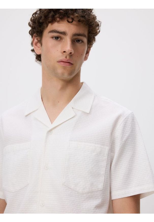 Reserved - Strukturalna koszula regular fit - biały. Kolor: biały. Materiał: bawełna, tkanina