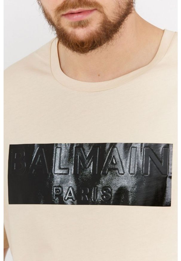 Balmain - BALMAIN Beżowy t-shirt męski z aplikacją z logo, Rozmiar XL. Kolor: beżowy. Materiał: prążkowany. Wzór: aplikacja