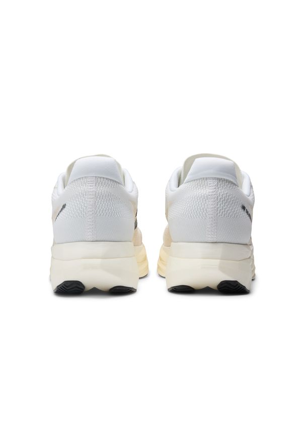 Buty męskie New Balance FuelCell SC Elite V5 MRCELLD5 – białe. Kolor: biały. Materiał: syntetyk, materiał. Szerokość cholewki: normalna. Sport: bieganie, fitness