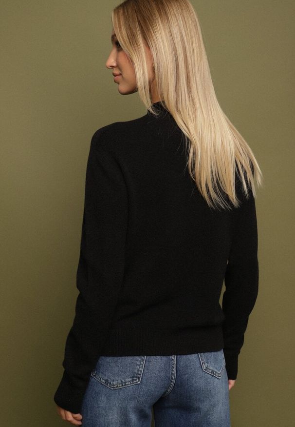 Born2be - Czarny Sweter z Wełną i Wiskozą o Prostym Fasonie z Półgolfem Giolera. Okazja: na spotkanie biznesowe, do pracy, na co dzień. Kolor: czarny. Materiał: wiskoza, wełna. Długość rękawa: długi rękaw. Długość: długie. Styl: elegancki, casual, biznesowy