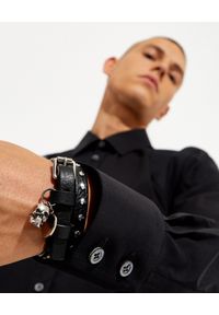 Alexander McQueen - ALEXANDER MCQUEEN - Skórzana bransoletka z czaszką. Materiał: srebrne. Kolor: czarny. Wzór: aplikacja #4