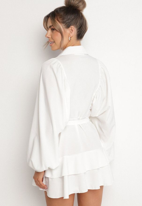 Born2be - Biała Sukienka Ozdobiona Paskiem i Falbanami Divilena. Okazja: na co dzień. Kolor: biały. Materiał: jeans. Wzór: aplikacja. Styl: casual, elegancki