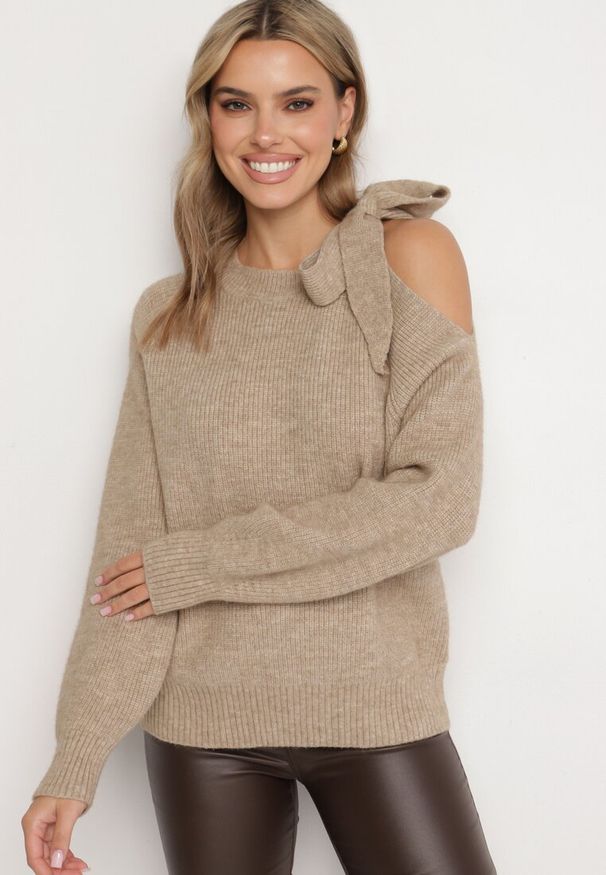 Born2be - Ciemnobeżowy Sweter Ozdobiony Kokardą i Wycięciem Noredi. Okazja: na co dzień. Typ kołnierza: kokarda. Kolor: beżowy. Materiał: jeans. Długość: długie. Wzór: aplikacja. Sezon: zima, jesień. Styl: elegancki, casual, klasyczny