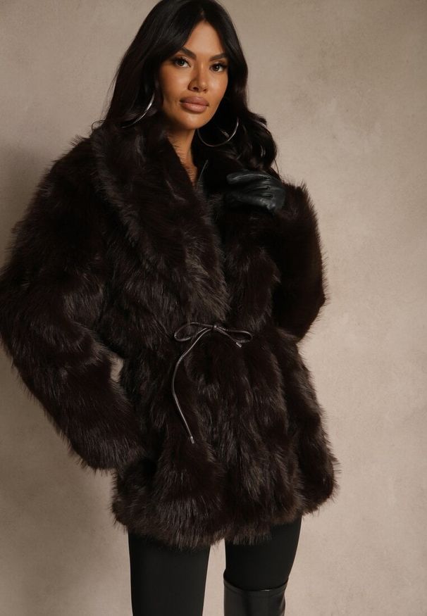 Renee - Brązowa Klasyczna Kurtka Futerko z Wąskim Wiązanym Paskiem w Talii Casfitta. Okazja: na co dzień. Kolor: brązowy. Materiał: futro. Wzór: nadruk. Styl: klasyczny