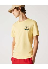Lacoste - LACOSTE - Żółty t-shirt z ozdobnym haftem. Kolor: żółty. Materiał: bawełna. Wzór: haft