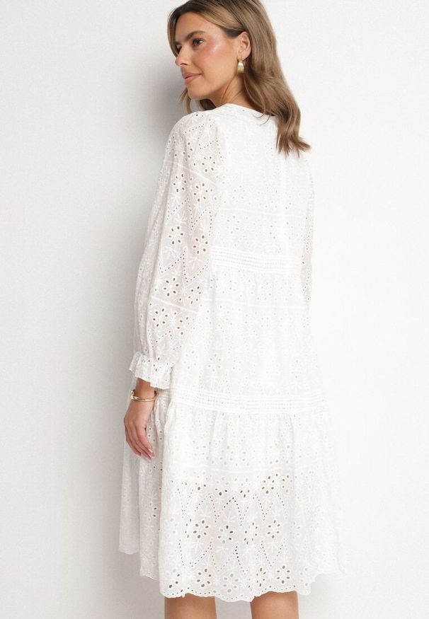 Born2be - Biała Ażurowa Rozkloszowana Sukienka z Bawełny Edilavia. Okazja: do pracy, na imprezę, na co dzień. Kolor: biały. Materiał: bawełna. Wzór: ażurowy. Sezon: lato. Styl: casual, elegancki