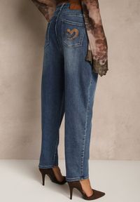 Renee - Niebieskie Jeansy Mom Fit High Waist Zdobione Aplikacją z Serduszkiem Nalendia. Okazja: na co dzień. Stan: podwyższony. Kolor: niebieski. Wzór: aplikacja. Styl: casual, elegancki #3