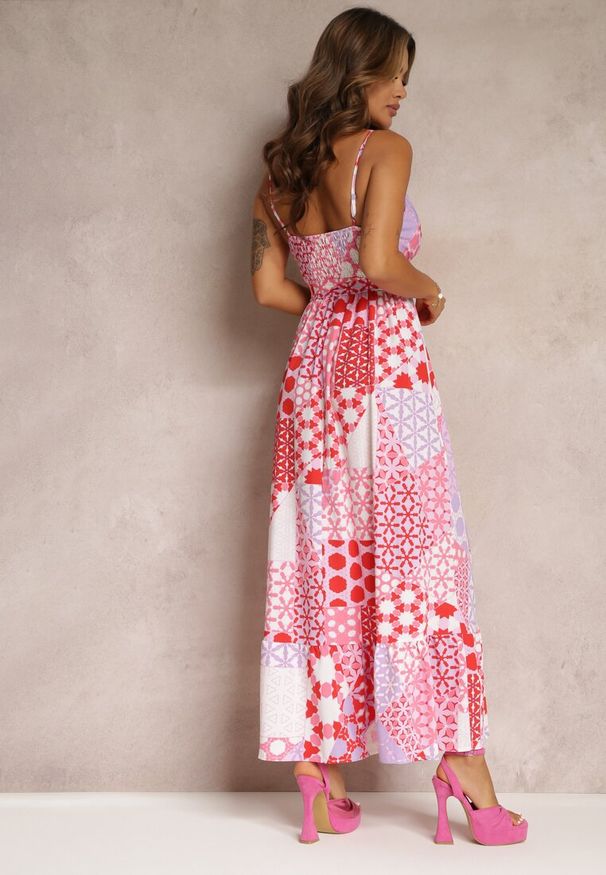 Renee - Różowa Rozkloszowana Sukienka Maxi na Ramiączkach Aadane. Kolor: różowy. Długość rękawa: na ramiączkach. Wzór: paski. Sezon: lato. Długość: maxi